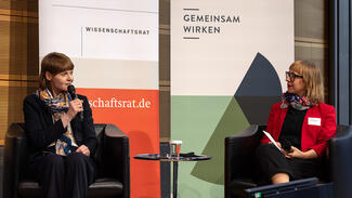 Susanne Bowen, Staatssekretärin im Ministerium für Wissenschaft, Kultur, Bundes- und Europaangelegenheiten des Landes Mecklenburg-Vorpommern und Moderatorin Marte Kessler (Foto: Jürgen Aloisius Morgenroth)